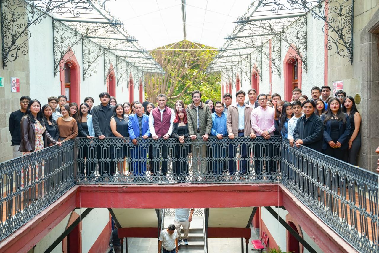 Sostiene Alfonso Sánchez García diálogo cercano y abierto con estudiantes de la UATx